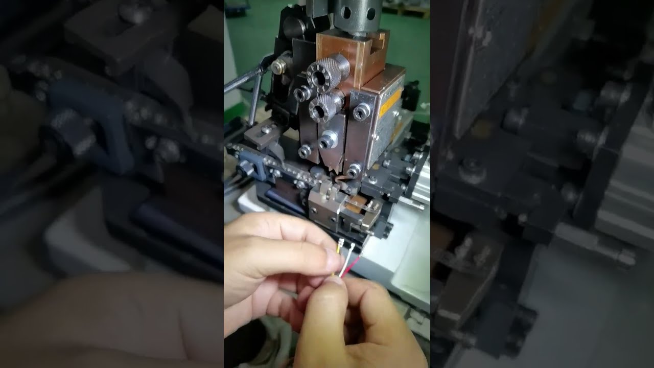 Горизонтальный непрерывный станок для обжима клемм: работа на производстве #завод #оборудование #инструменты