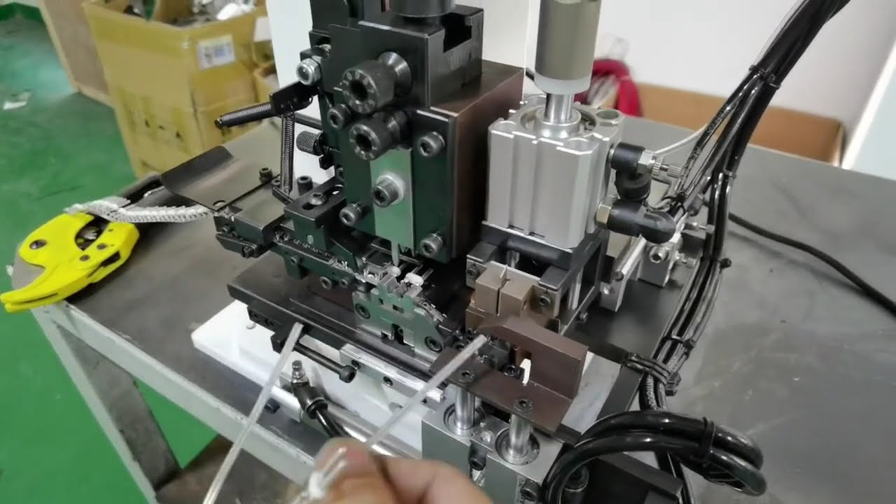 Реальное видео автомата для зачистки и обжима проводов, разделка параллельных жгутов